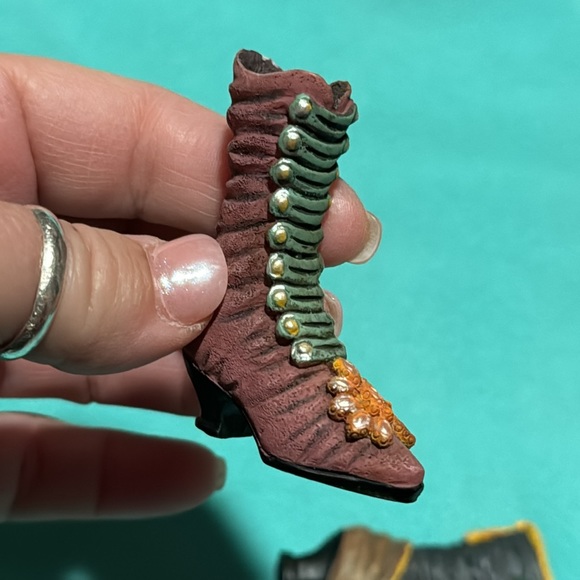 Set of 6 adorable vintage miniature womens’ porcelain or resin (?) boots - Picture 9 of 13